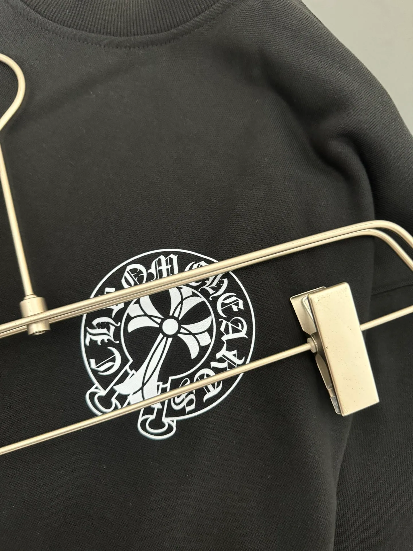 P230 Chrome Hearts*Chrome Hearts* The latest round-neck fashionable long-sleeved sweatshirt in autumn and winter, with printed logo design and 400 grams of pure cotton fabric! It is close to the skin and comfortable, durable and easy to wear. The original factory craftsmanship is meticulous. It is a must-have for casual wear. Size S M L XL XXL